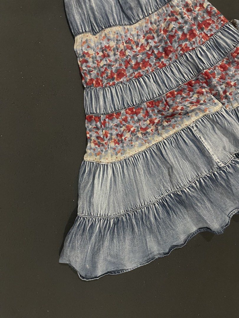 Vero Moda Denim Tiered Dress (Category: Dresses) located in Santa Cruz, Pampanga. Submitted by httpschayo (Listing ID 1450064500, Image 2). Description: Denim Tiered Dress • no WHEN WORN pics • medida sizing bust: “25 - “36 overall length: “34 — self-tie — medium to semi-large — faded denim talaga ang kulay niya — medyo see through yung flower na part — color may slightly change due to lighting.