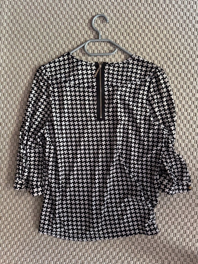 Details B&W Blouse M (Category: Blouses) located in Las Pinas. Submitted by archrt (Listing ID 1449962242, Image 3). Description: Lalamove or j&t at buyer’s expense Bpi, bdo or gcash.