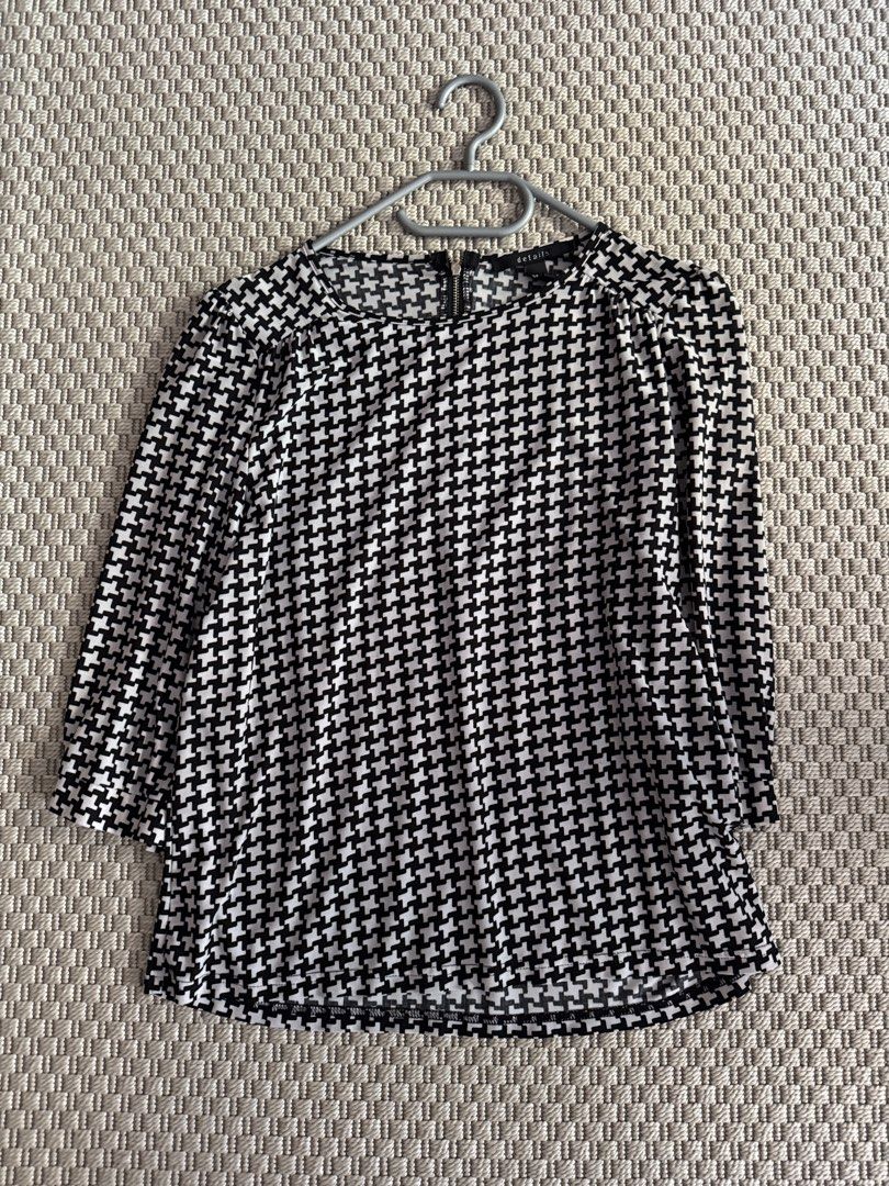 Details B&W Blouse M (Category: Blouses) located in Las Pinas. Submitted by archrt (Listing ID 1449962242, Image 1). Description: Lalamove or j&t at buyer’s expense Bpi, bdo or gcash.