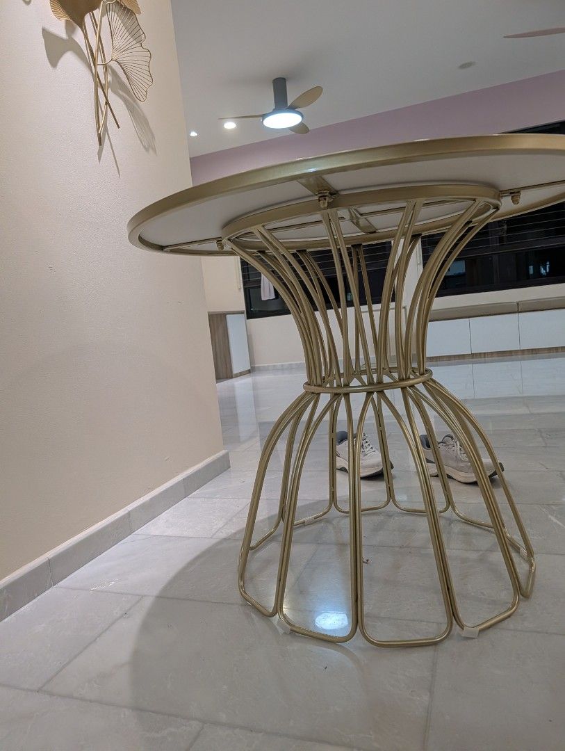 Dining table (Category: Tables & Sets) located in Singapore. Submitted by lpmagic (Listing ID 1450124000, Image 2). Description: 90cm radius self collection at 170a punggol field 821170.