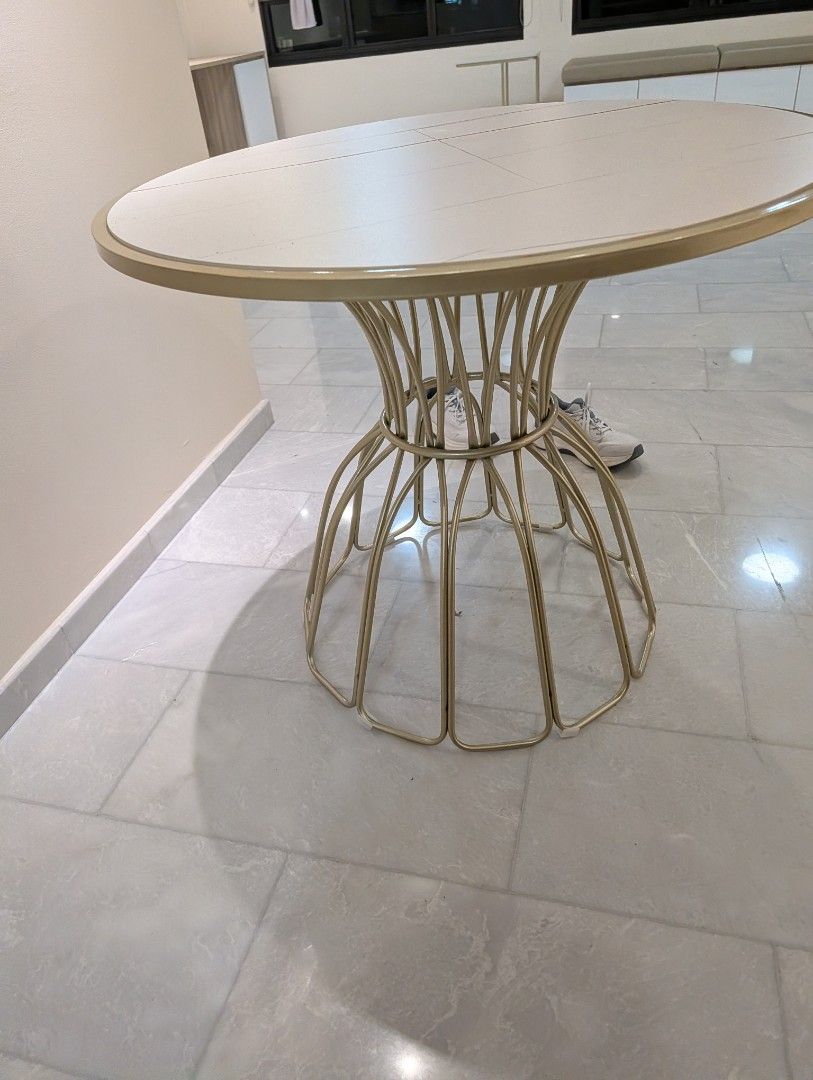 Dining table (Category: Tables & Sets) located in Singapore. Submitted by lpmagic (Listing ID 1450124000, Image 1). Description: 90cm radius self collection at 170a punggol field 821170.
