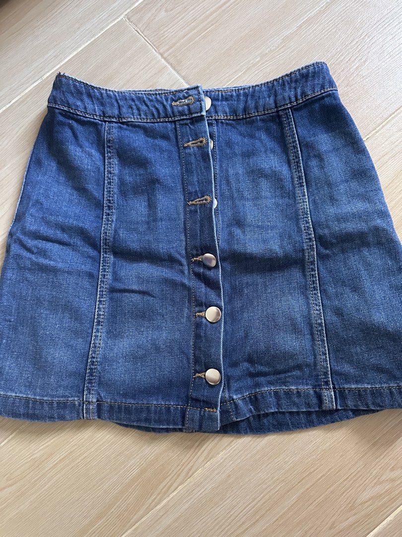 DIVIDED by H&M Blue Button-Front Denim Mini Skirt (Category: Skirts) located in Antipolo. Submitted by waco1313 (Listing ID 1449961511, Image 2). Description: - Classic blue denim mini skirt - Brand: DIVIDED by H&M - Button-front closure - Flattering A-line cut - Highly versatile for any outfit - Perfect for casual or dressed-up looks.