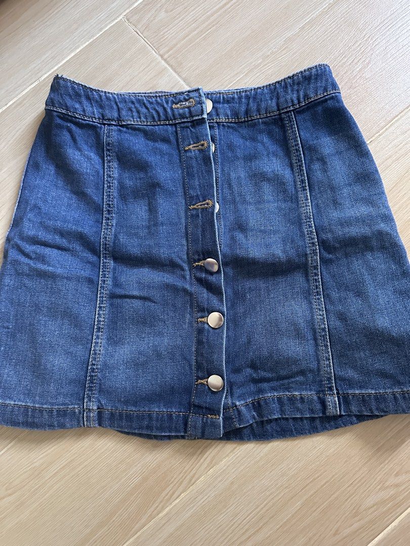 DIVIDED by H&M Blue Button-Front Denim Mini Skirt (Category: Skirts) located in Antipolo. Submitted by waco1313 (Listing ID 1449961511, Image 1). Description: - Classic blue denim mini skirt - Brand: DIVIDED by H&M - Button-front closure - Flattering A-line cut - Highly versatile for any outfit - Perfect for casual or dressed-up looks.