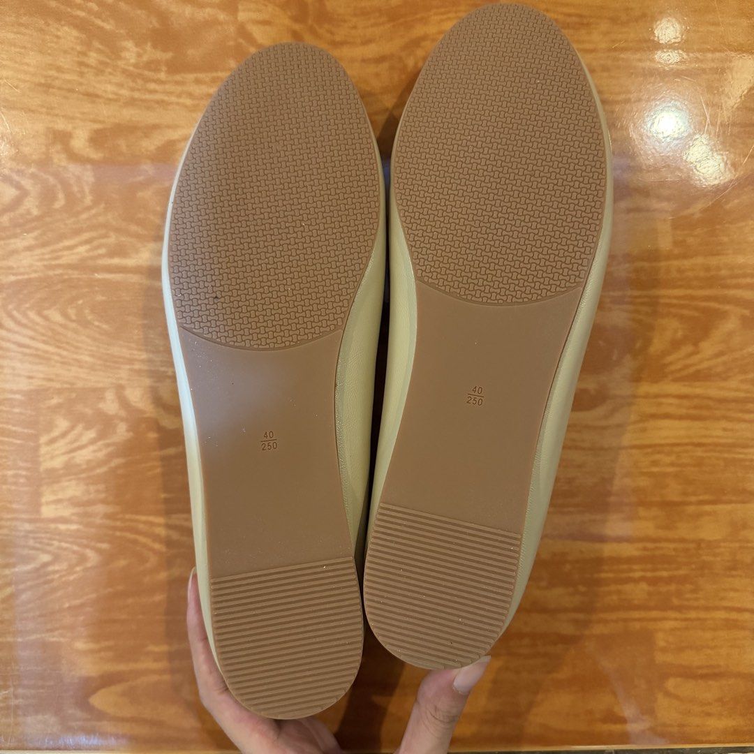 Doll Shoes / Flats / Sandals (Category: Flats & Sandals) located in Valenzuela. Submitted by judgesisters (Listing ID 1450061704, Image 3). Description: Bought in 🍊 app Not my size Left is kinda loose than right.