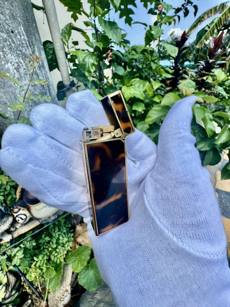 Dunhill Vintage Tortoiseshell Pattern Lighter (Category: Vintage Collectibles) located in Cainta. Submitted by danica010314 (Listing ID 1449968296, Image 1). Description: - Cool vintage lighter - Unique tortoiseshell pattern - Gold-tone metal casing - Great collectible piece - Perfect for display or use - A unique accessory.