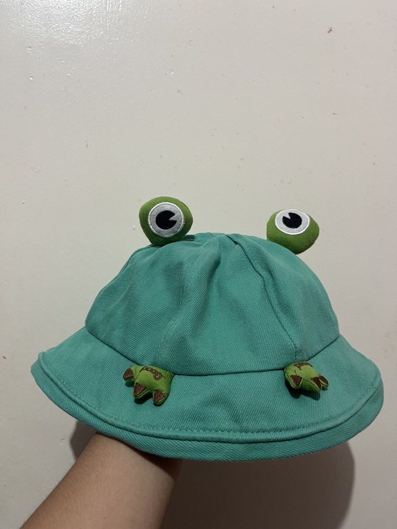 Enchanted Kingdom Frog Bucket Hat (Category: Hats & Beanies) located in Santa Rosa. Submitted by bats_ (Listing ID 1450080797, Image 2). Description: - Adorable frog design bucket hat - Vibrant green color - Features cute frog eyes and feet details - Adds a fun touch to any outfit - Ideal for sunny weather protection - One size fits most adults.