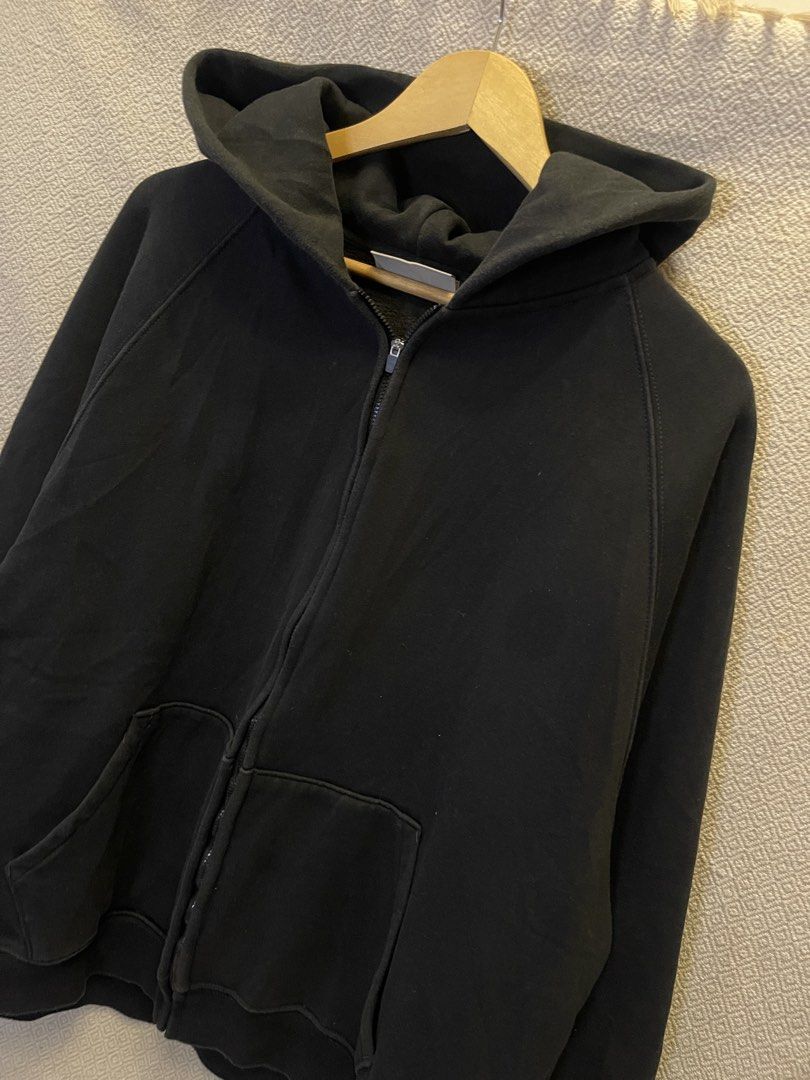 Essential oversize black zip up jacket (Category: Coats, Jackets and Outerwear) located in Manila. Submitted by hypestock_mnl (Listing ID 1450126826, Image 3). Description: - stylish - perfect for casual wear - great fit - in good condition - minimal signs of usage - 9/10 - money worth! - see pics for details/issue.
