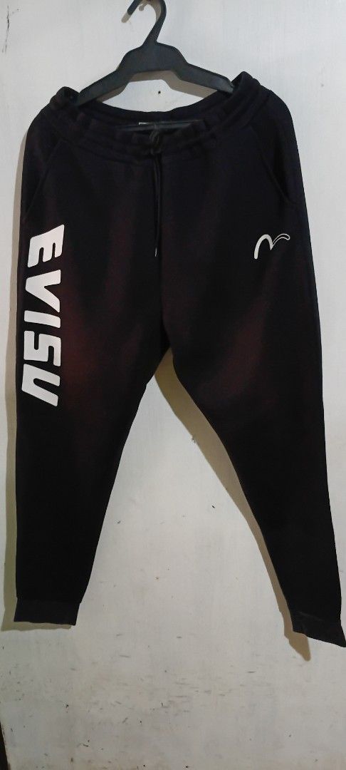 EVISU KURO Black Jogger Pants (Category: Joggers) located in San Pedro. Submitted by souq_dekada (Listing ID 1449966219, Image 1). Description: - Black Evisu Kuro joggers - Evisu logo on one leg, Evisukuro branding on the other - Drawstring waist for adjustable fit - Ribbed cuffs - Ideal for casual wear or lounging -Last pic is for brand /price reference only...Ctto ************ Add Sf 165ph via J&T xpress MOP: GCASH *Fixed Price*.
