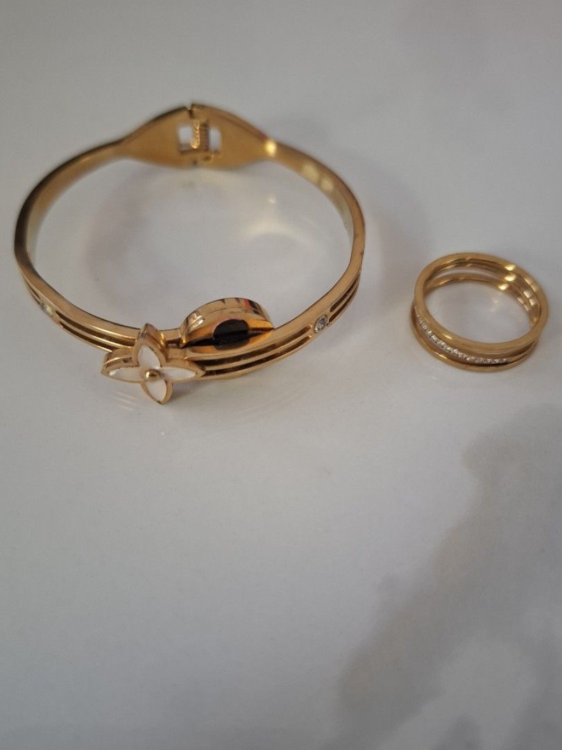 Gelang Tangan Model Bangle & Cincin Titanium Anti Karat 2 PCS (Kategori: Perhiasan Wanita) berada di Bogor. Dikirim oleh melina_amel (ID iklan 1450060486, Gambar 1). Deskripsi: Deskripsi : ■ Barang Masih Bagus & Cantik ■ Dapet Pouch Serut Serbaguna.
