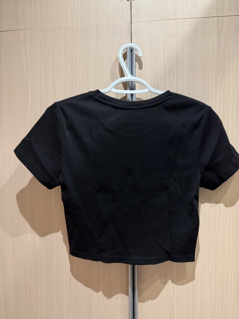 GU Ribbed Black Shirt - S-L (Category: Shirts) located in Angeles City. Submitted by mkp125 (Listing ID 1449962673, Image 3). Description: - waist length for S; cropped fit for L - payment via gcash/bpi - sf c/o buyer at P80-100.