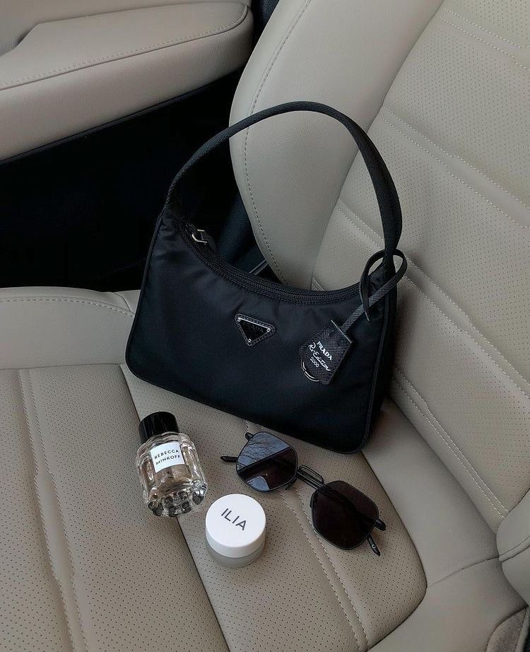 Hand bag （分類：單肩包）位於 Hong Kong。 由 hernandezg73645 提交（商品編號 1450014370，圖片 2）。簡介： - Stylish black shoulder bag - Durable and lightweight nylon material - Features iconic triangle logo - Suitable for everyday wear - Meetups available in Wan Chai - Shipping options provided。