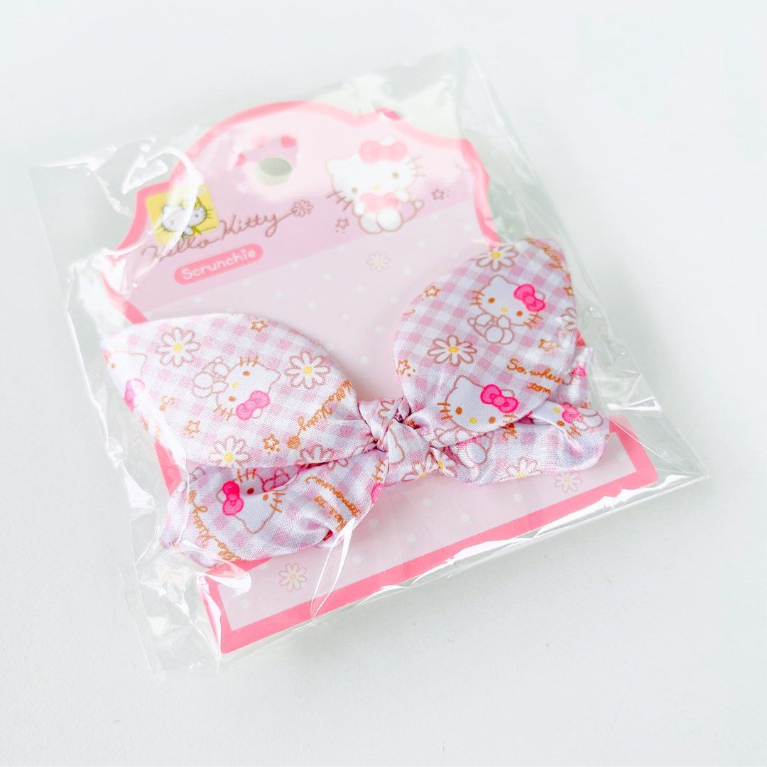 Hello Kitty Scrunchie （分類：嬰兒及小童流行時尚）位於 Hong Kong。 由 whatiwanttosellis 提交（商品編號 1450107547，圖片 3）。簡介： Sanrio Hello Kitty 蝴蝶結頭髮橡筋，全新未開封。