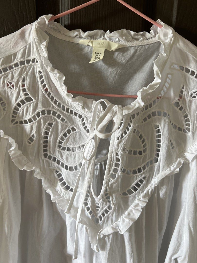 H&M Eyelet White Top (Category: Blouses) located in Quezon City. Submitted by virtualapproach (Listing ID 1449995886, Image 2). Description: Medium on tag.