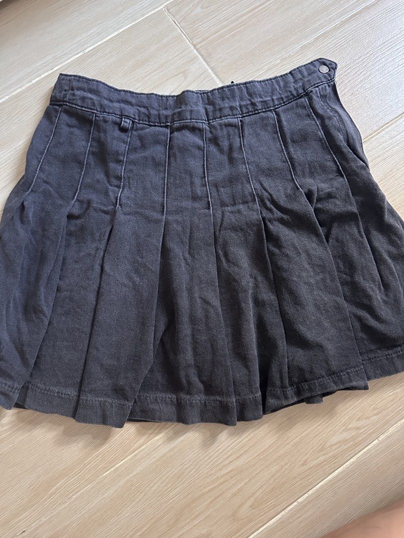 H&M Grey Pleated Denim Mini Skirt (Category: Skirts) located in Antipolo. Submitted by waco1313 (Listing ID 1449961361, Image 1). Description: - Grey denim pleated mini skirt from H&M - Features button and zip closure - Estimated size: UK 4 / EUR size - Ideal for casual wear - Versatile for styling with various tops and shoes.