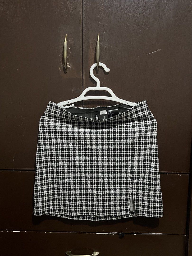 H&M Plaid Mini Skirt with Slit (Category: Skirts) located in Batangas. Submitted by k8declutters (Listing ID 1450050584, Image 1). Description: - H&M Black and White Plaid Mini Skirt - Features a subtle side slit.