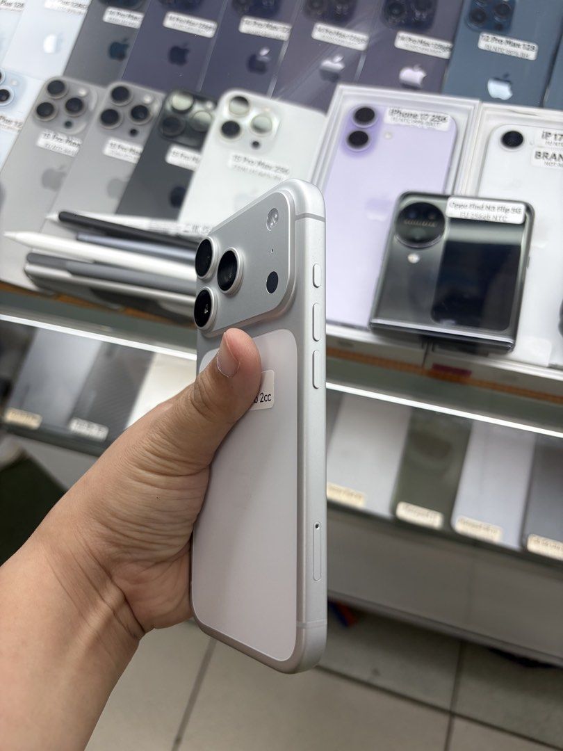 Iphone 17 Pro 1TB 100% bh FU NTC No issue (Category: iPhone 17 Series) located in San Juan City. Submitted by javedsgadgetshop (Listing ID 1449952747, Image 3). Description: INSTALLMENT OPTIONS : SPAY LATER / GGIVES / CREDIT CARD / SKYRO / HOMECREDIT (BRANDNEW) QUICK INFO! ✖️ ➡️ iphone 17pro ➡️ 1TB ➡️ White Color ➡️ NTC Variant ➡️ 99% Makinis & 100% BH ➡️ Factory Unlock ➡️ WITH FREE CASE AND CHARGER 🤝 We accept swap | Trade - In 💳 We do install