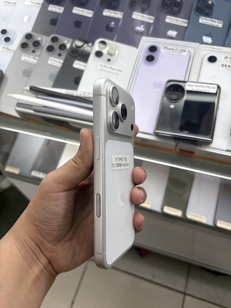 Iphone 17 Pro 1TB 100% bh FU NTC No issue (Category: iPhone 17 Series) located in San Juan City. Submitted by javedsgadgetshop (Listing ID 1449952747, Image 2). Description: INSTALLMENT OPTIONS : SPAY LATER / GGIVES / CREDIT CARD / SKYRO / HOMECREDIT (BRANDNEW) QUICK INFO! ✖️ ➡️ iphone 17pro ➡️ 1TB ➡️ White Color ➡️ NTC Variant ➡️ 99% Makinis & 100% BH ➡️ Factory Unlock ➡️ WITH FREE CASE AND CHARGER 🤝 We accept swap | Trade - In 💳 We do install