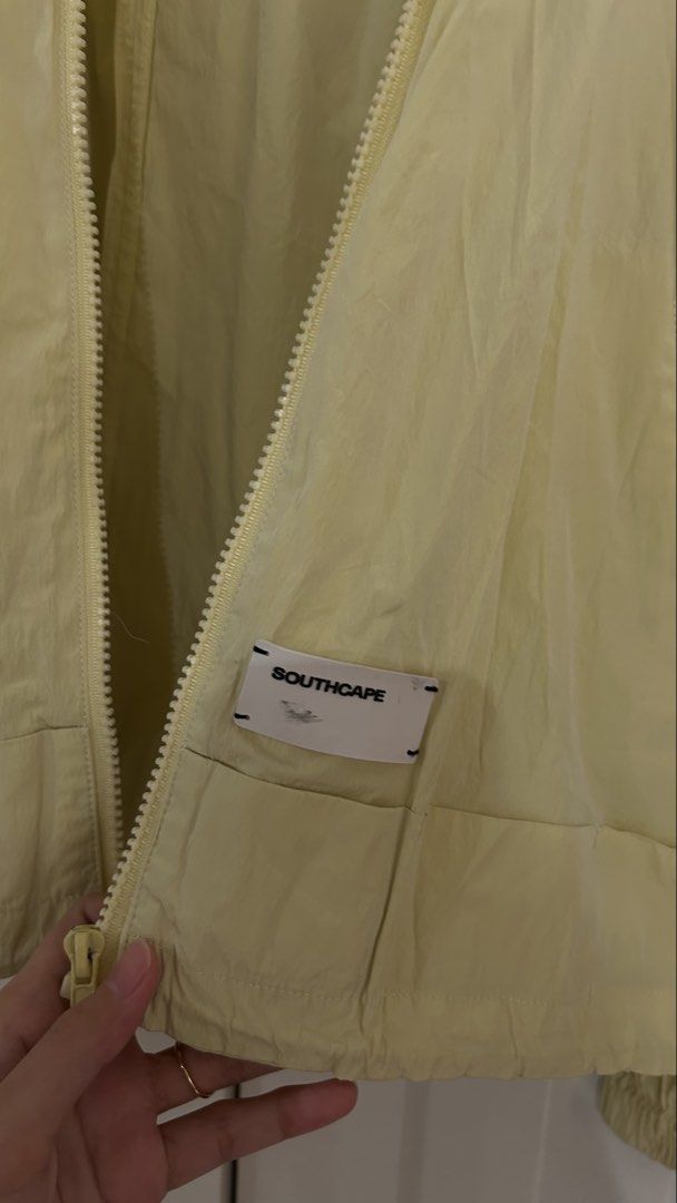 Jaket Parasut Korea (Kategori: Baju Luaran) berada di Bekasi. Dikirim oleh secondpatch (ID iklan 1449670416, Gambar 3). Deskripsi: Size S fit to M LD 96 PB 56 Cakep ni buat padel atau running. Warna aslinya butter yellow gitu ya, yellow soft.