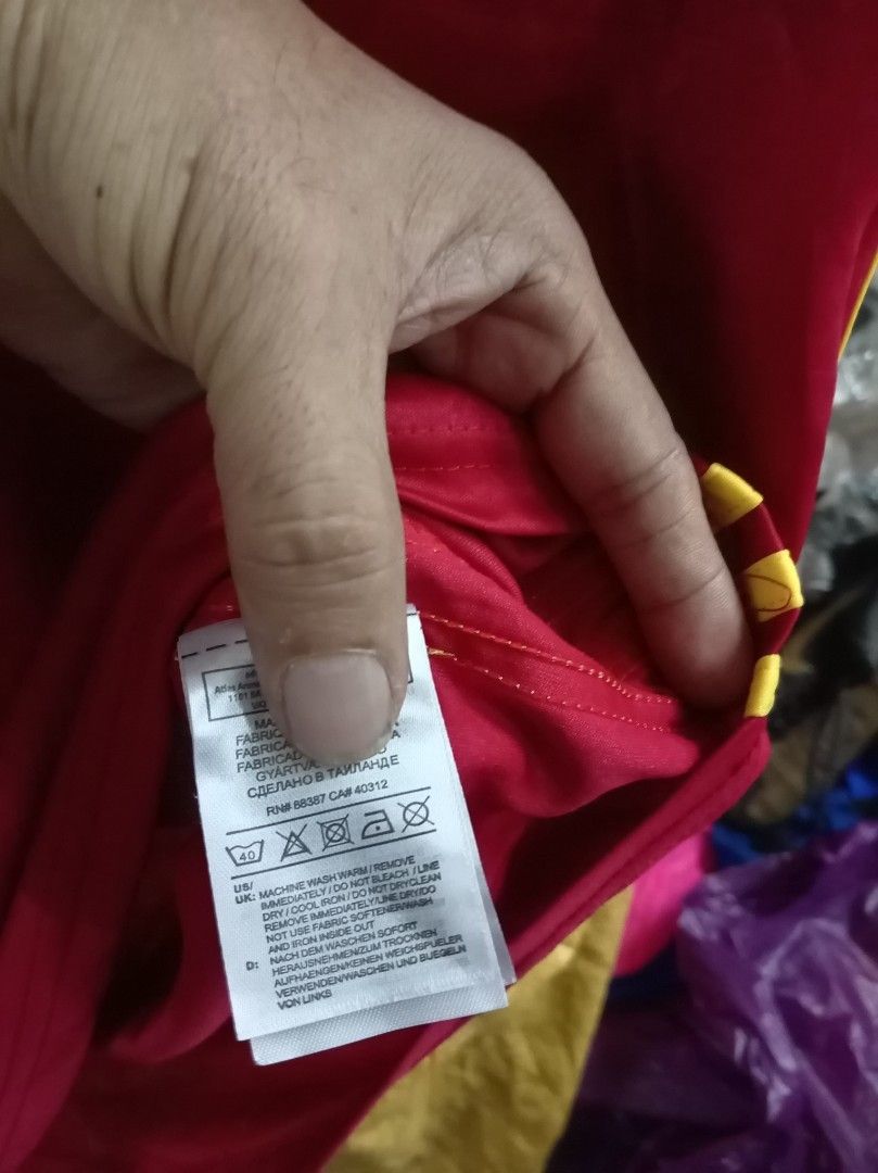 Jersi Spain Retro 2016. COLLECTER (Category: Other Sports Equipment and Supplies) located in Tanjong Kling. Submitted by kedaisukandannyswee (Listing ID 1450084609, Image 3). Description: Serius Buyer Je Pm. Yang Sembang Kari Ayam. Tak payah. Ya..