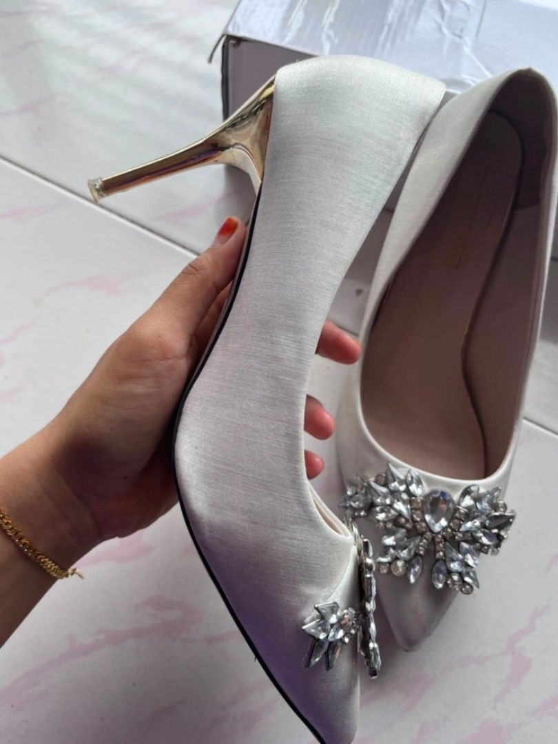Kasut nikah (Category: Heels) located in Gemas. Submitted by ahthrifted_ (Listing ID 1450082293, Image 1). Description: -kasut nikah baru pakai sekali -condition baik (9.5/10).