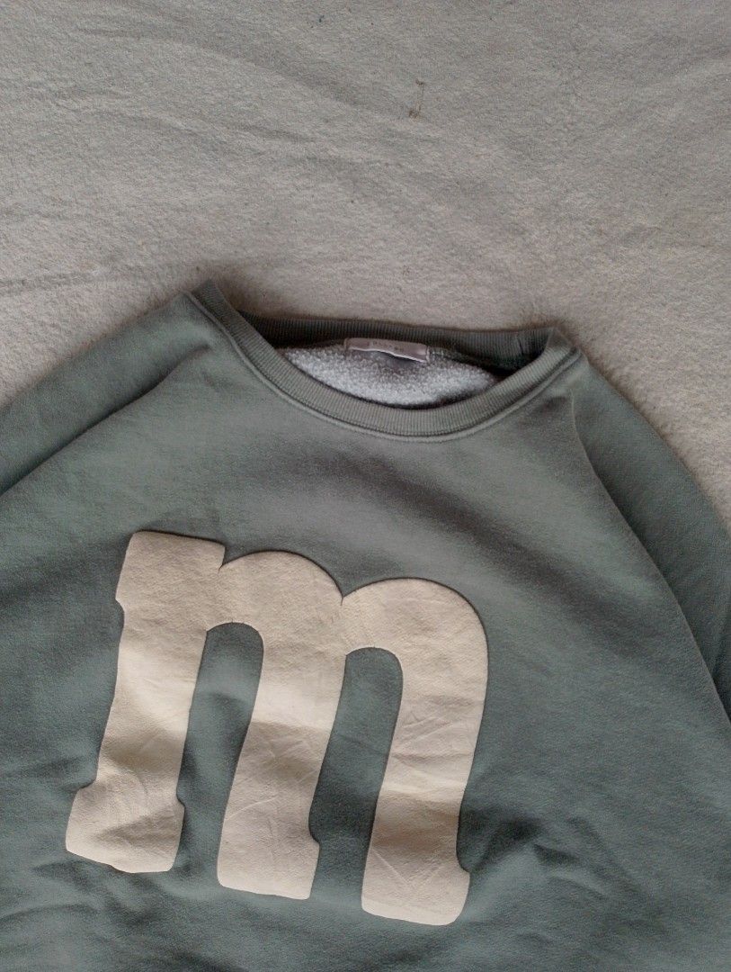 Olive Green Sweatshirt (Category: Coats, Jackets and Outerwear) located in Caloocan City. Submitted by sharpthreads18 (Listing ID 1449975572, Image 2). Description: ‎________________ ‎📏DIMES (INCHES) ‎Length: 25 (boxy type) ‎Width: 24 ‎________________ ‎🧷DETAILS ‎Issue: none ‎Condition: Excellent ‎Color rate: 10/10.