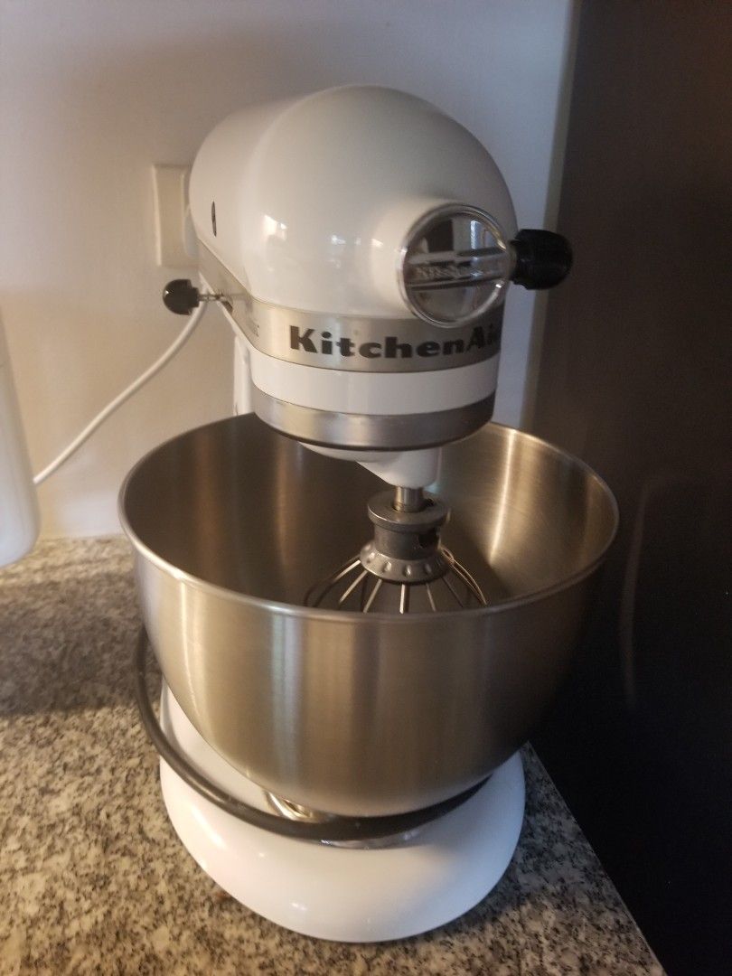 KitchenAid classic stand mixer (Category: Bakeware) located in Manila. Submitted by freeearth_a30d5f (Listing ID 1450011801, Image 2). Description: white kitchenaid classic stand mixer includes stainless steel bowl and 3 mixing attachments.