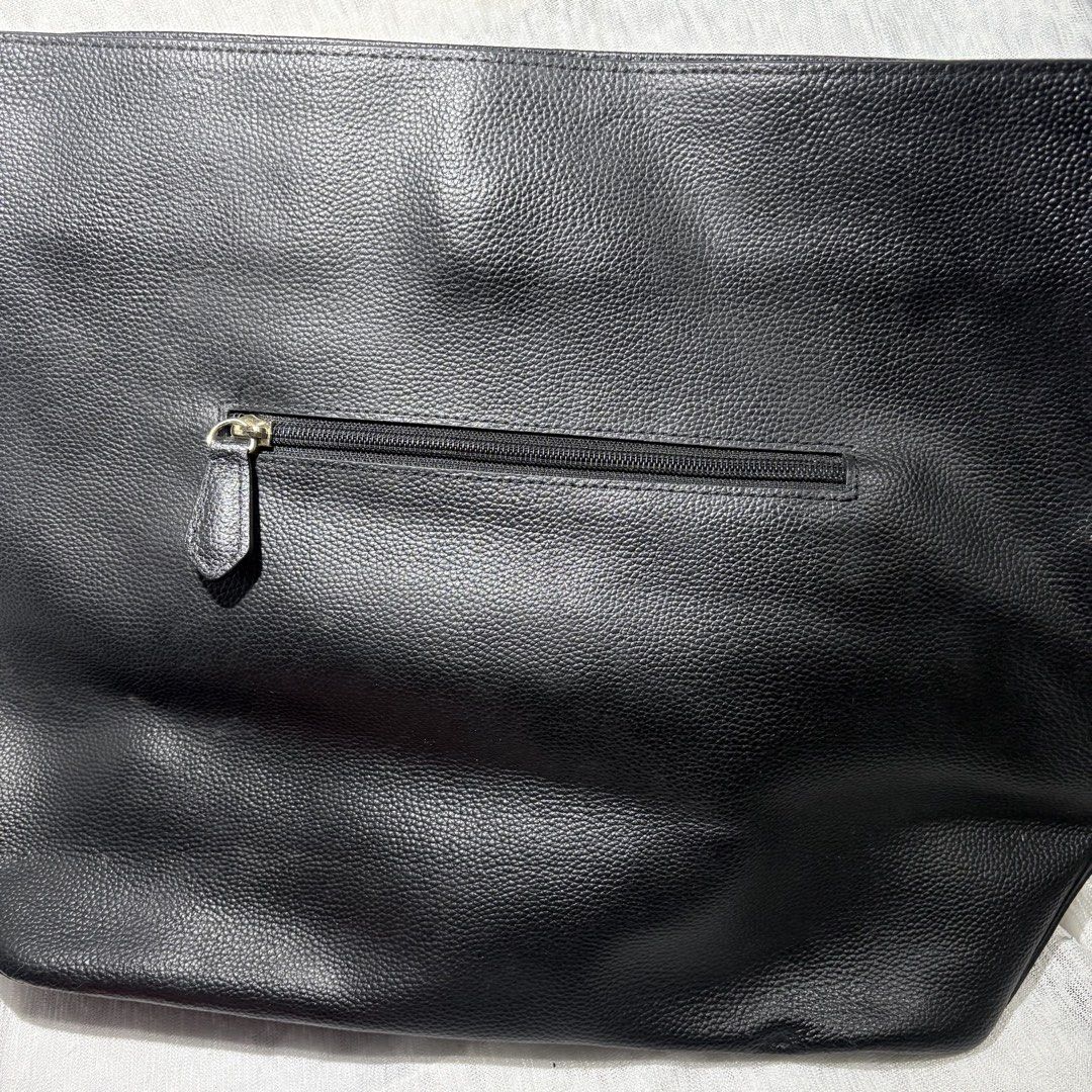 Lapalette Black Leather Bag (Category: Tote Bags) located in Mandaluyong City. Submitted by aestephics (Listing ID 1450070018, Image 3). Description: rfs need student funds! issue: minimal stain inside for inquiries, message anytime note: kindly manage your expectations for pre-loved items. loc: mandaluyong city near rtu mop gcash or maya shipping via lalamove, j&t, or angkas padala.