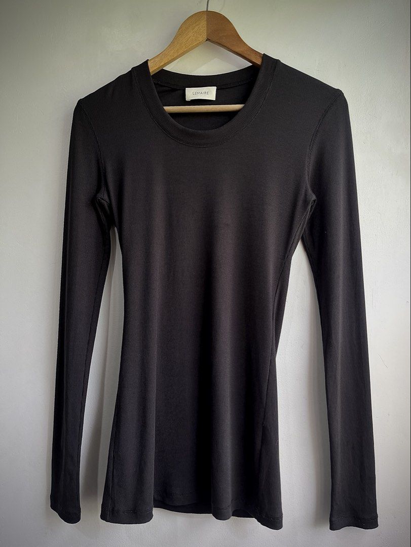 LEMAIRE Black Ribbed Long Sleeve Top (Category: Longsleeves) located in Dasmarinas. Submitted by bandananowheree (Listing ID 1450016992, Image 1). Description: This long-sleeved t-shirt is a classic piece in the LEMAIRE wardrobe. It is crafted in flowing cotton jersey, knitted with supple, textured ribbing. Best fits Small Cut washtag only. .