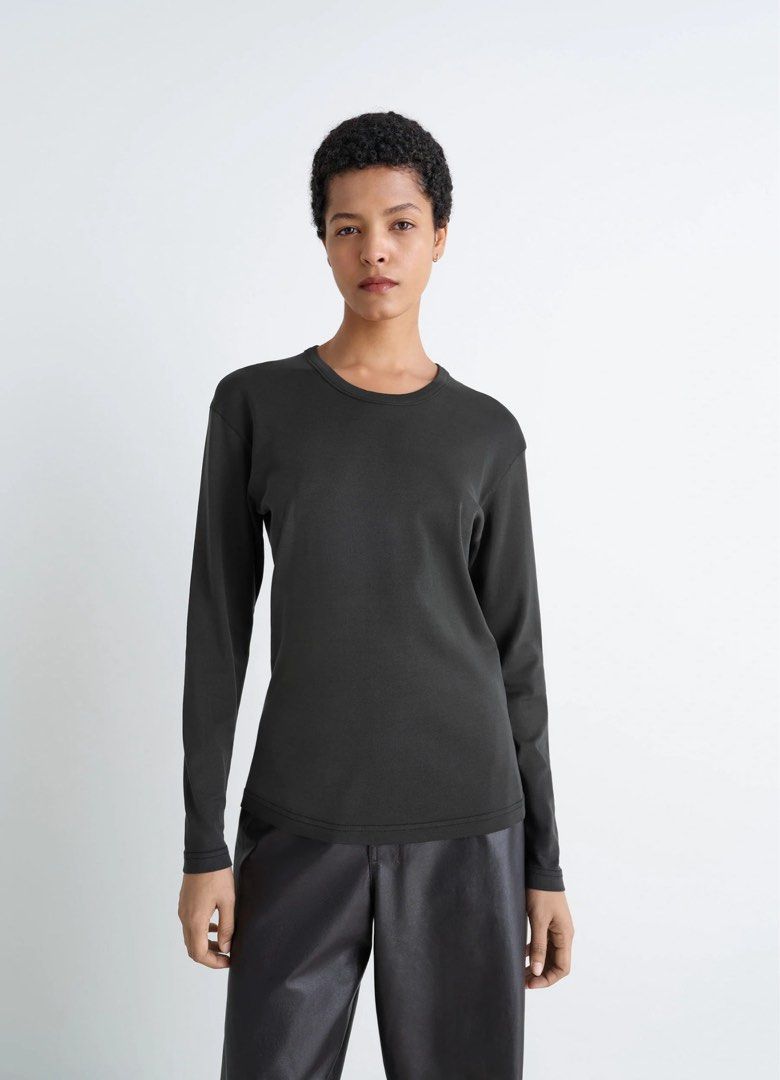 LEMAIRE Black Ribbed Long Sleeve Top (Category: Longsleeves) located in Dasmarinas. Submitted by bandananowheree (Listing ID 1450016992, Image 2). Description: This long-sleeved t-shirt is a classic piece in the LEMAIRE wardrobe. It is crafted in flowing cotton jersey, knitted with supple, textured ribbing. Best fits Small Cut washtag only. .