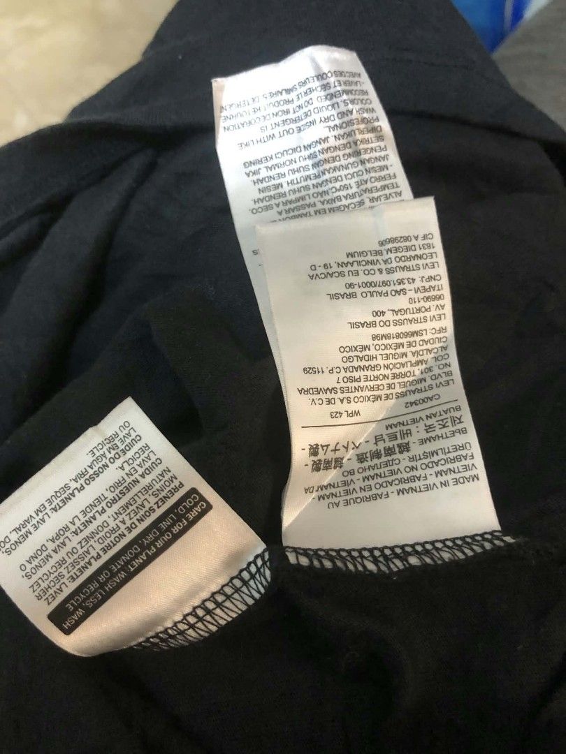 Levis (Category: Shirts) located in Daraga. Submitted by arkhoholic (Listing ID 1450101002, Image 3). Description: As new condition Small on tag.