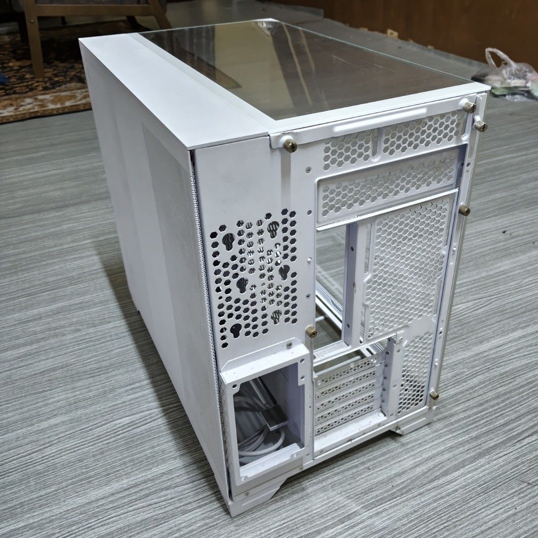 Lian Li 011 Vision case (Category: Computer Parts) located in Kota Bharu. Submitted by purephoenix.640266 (Listing ID 1450130367, Image 3). Description: - Lian Li O11 Vision - Premium Tempered Glass Panels - Includes 3 x White Lian Li Fans (Led Problem) - Ideal for building a stylish and high-performance PC - Feel free to ask any questions!.