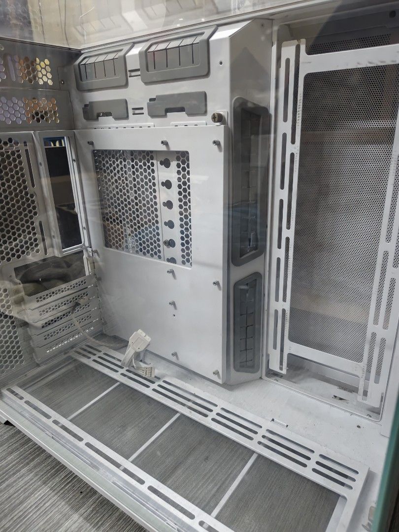 Lian Li 011 Vision case (Category: Computer Parts) located in Kota Bharu. Submitted by purephoenix.640266 (Listing ID 1450130367, Image 1). Description: - Lian Li O11 Vision - Premium Tempered Glass Panels - Includes 3 x White Lian Li Fans (Led Problem) - Ideal for building a stylish and high-performance PC - Feel free to ask any questions!.