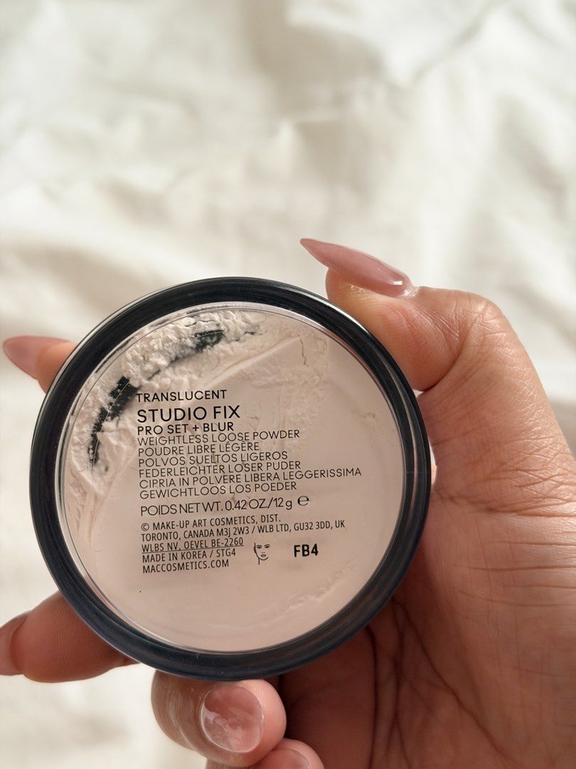 MAC Studio Fix Pro Set + Blur Weightless Loose Powder Translucent (Category: Makeup) located in Makati City. Submitted by selena143493 (Listing ID 1450077286, Image 3). Description: - MAC Studio Fix Pro Set + Blur loose powder - Shade: Translucent - Weightless formula - Sets makeup and blurs imperfections - Comes in a travel-friendly jar - Essential for any makeup kit.