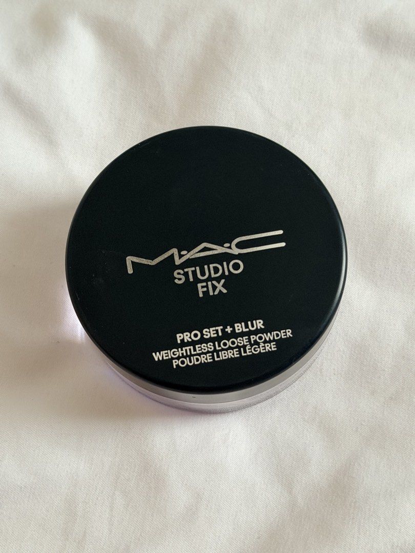 MAC Studio Fix Pro Set + Blur Weightless Loose Powder Translucent (Category: Makeup) located in Makati City. Submitted by selena143493 (Listing ID 1450077286, Image 1). Description: - MAC Studio Fix Pro Set + Blur loose powder - Shade: Translucent - Weightless formula - Sets makeup and blurs imperfections - Comes in a travel-friendly jar - Essential for any makeup kit.