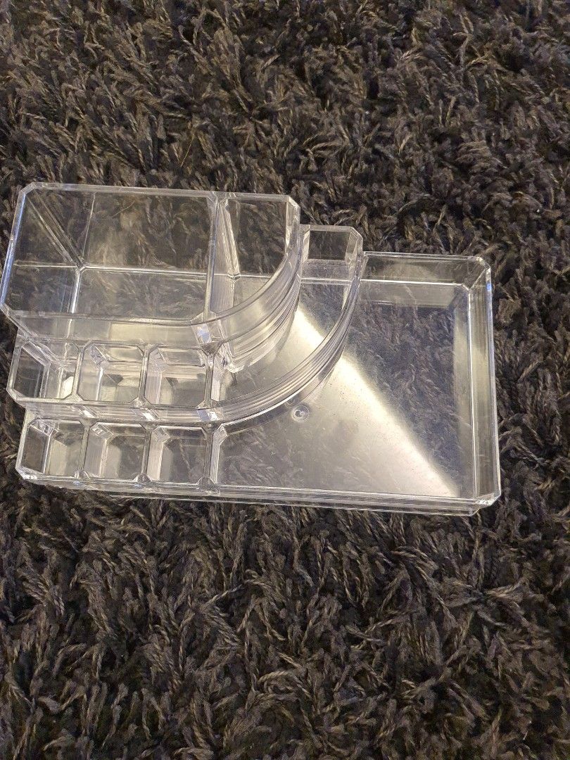 Makeup organizer acrylic (Category: Makeup) located in Taguig. Submitted by supernova888 (Listing ID 1450024479, Image 2). Description: neg for lalamove only.