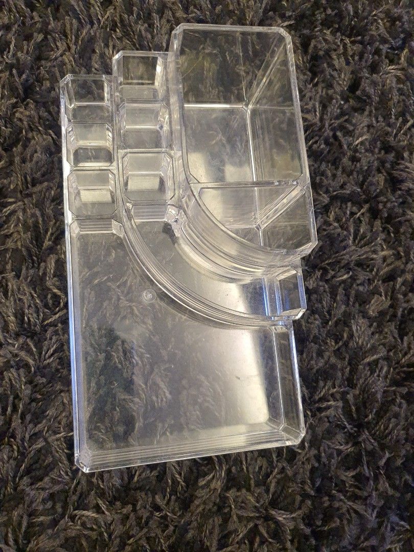 Makeup organizer acrylic (Category: Makeup) located in Taguig. Submitted by supernova888 (Listing ID 1450024479, Image 1). Description: neg for lalamove only.