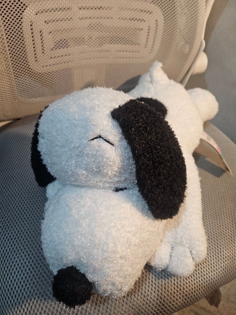 MINISO Peanuts Snoopy Plush Toy 50cm (Category: Plushies & Soft Toys) located in Bulacan. Submitted by leighevans (Listing ID 1449964029, Image 1). Description: - Adorable 50cm Snoopy plush toy from MINISO. - Made with soft and fluffy material, perfect for cuddling. - Features original tags, making it a great gift. - Ideal for Peanuts fans and as a cute room decoration. Brand new..
