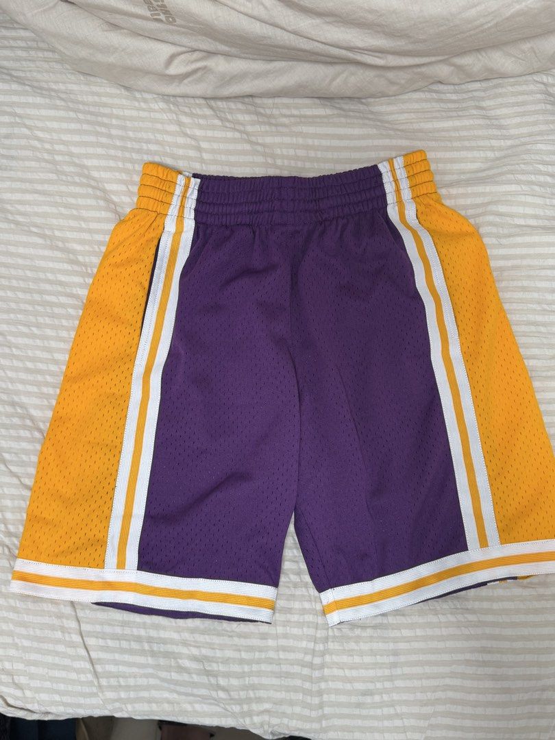 Mitchell & Ness 1984-85 lakers 波褲 Size S Nike （分類：運動服裝）位於 Hong Kong。 由 onthewayphx 提交（商品編號 1450120461，圖片 1）。簡介： 着過一兩次，好新淨。
