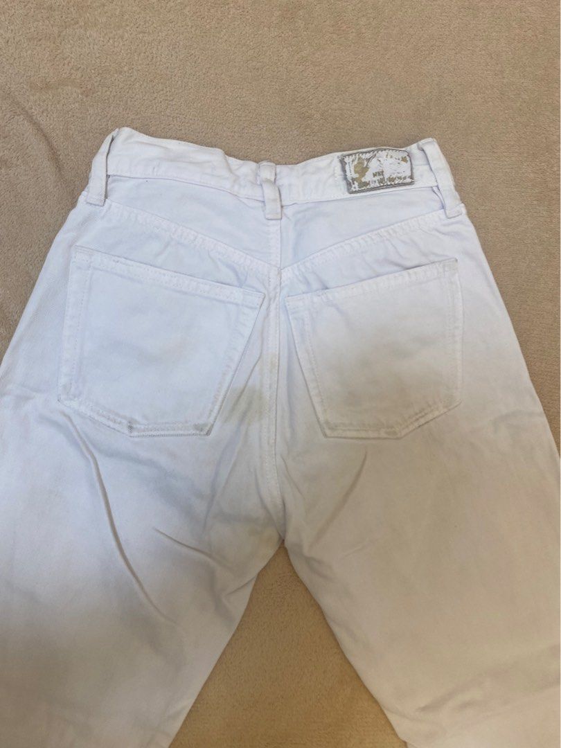 MNG Denim Sayana White Jeans (Category: Jeans) located in Mandaluyong City. Submitted by weakassbitch (Listing ID 1432829205, Image 3). Description: RUSH SALE!!! - Sayana cut with raw hem - Fits xs to small - minor issue: needs washing (see 3rd picture) - see last photo for when worn .