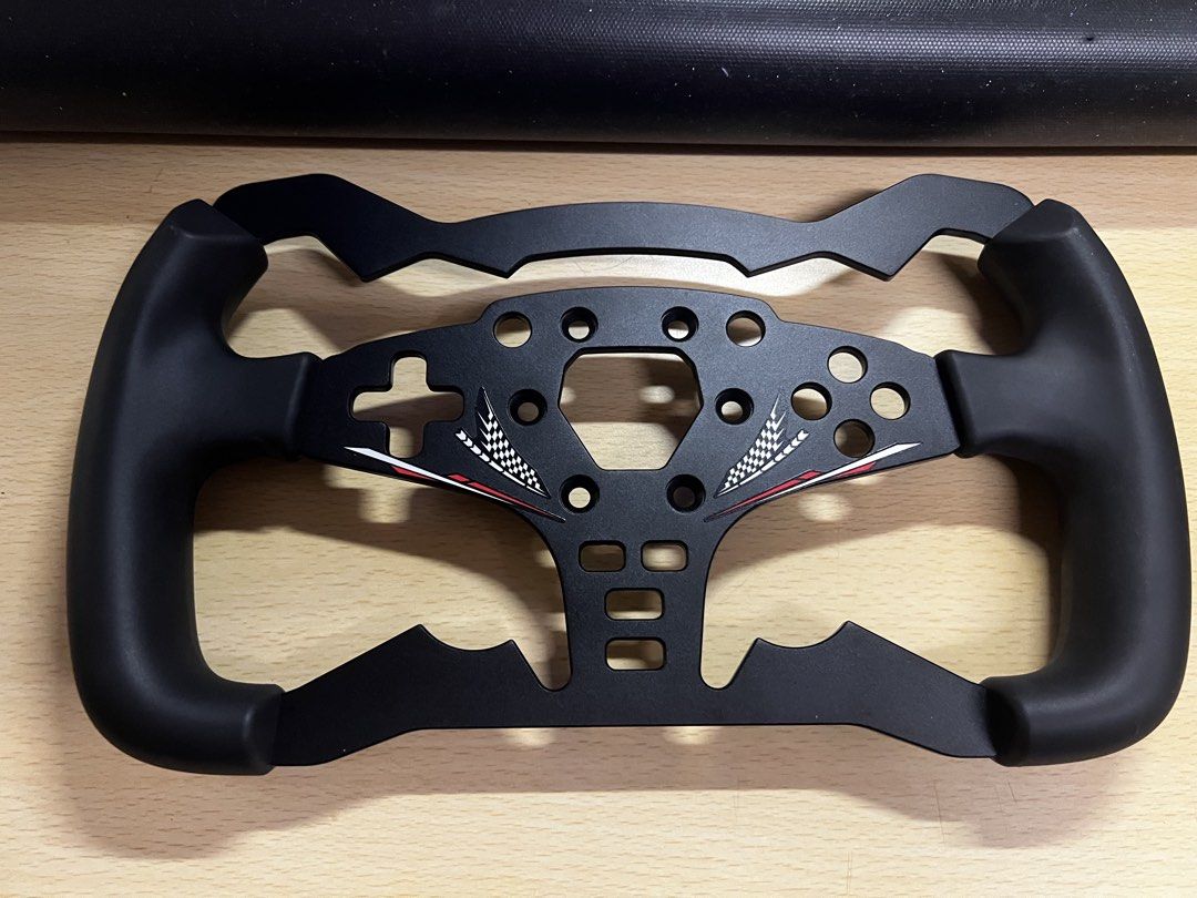 MOZA ES Formula Wheel Mod 替換盤面 （分類：其他）位於 Hong Kong。 由 happy_tungtunggg 提交（商品編號 1450129704，圖片 2）。簡介： R3/ R5 玩家必入的神級高性價比升級件 盤體比原廠D型盤更輕，裝上後基座的力回饋細節和反應速度直接感官提升！ 九成新，橡膠握把平時都有定期清潔 無嚴重磨損、無黏手，外觀保持得很好。