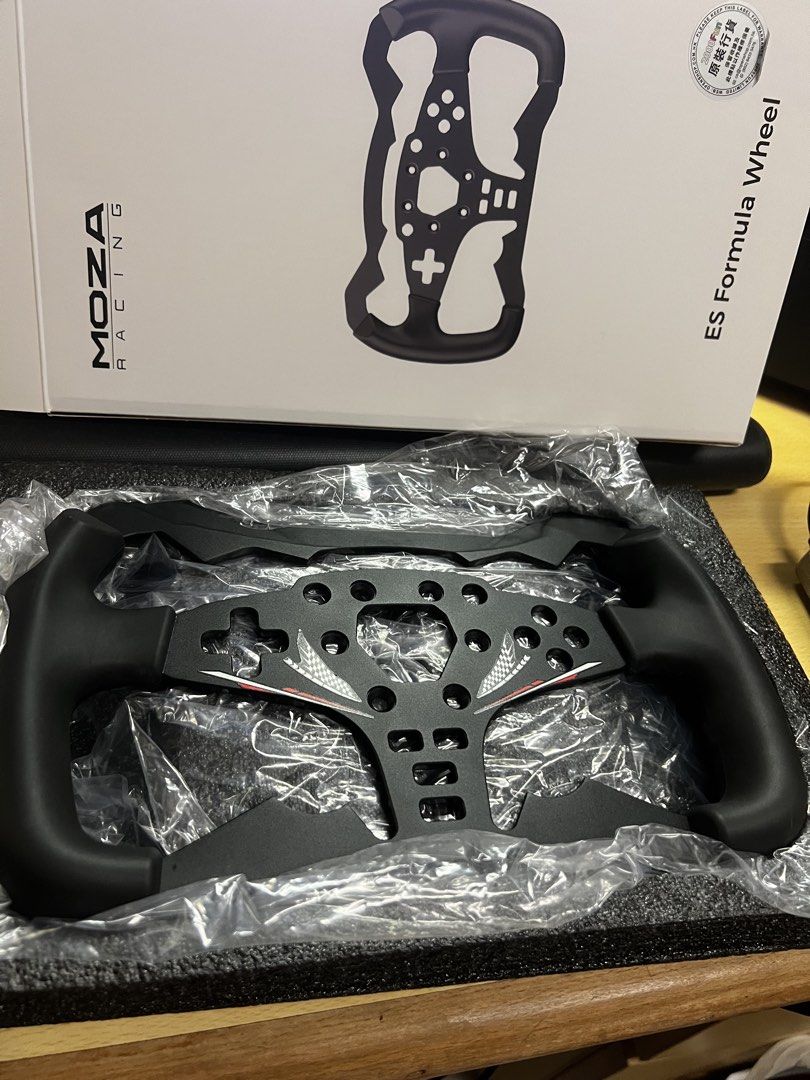 MOZA ES Formula Wheel Mod 替換盤面 （分類：其他）位於 Hong Kong。 由 happy_tungtunggg 提交（商品編號 1450129704，圖片 1）。簡介： R3/ R5 玩家必入的神級高性價比升級件 盤體比原廠D型盤更輕，裝上後基座的力回饋細節和反應速度直接感官提升！ 九成新，橡膠握把平時都有定期清潔 無嚴重磨損、無黏手，外觀保持得很好。