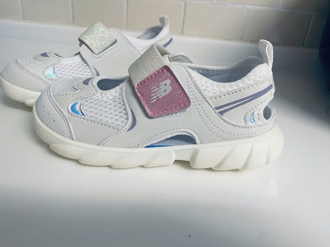 由 olgatu (刊登 ID 1449988161，圖片 3) 提交，位於 台北市 (Taipei) 的 New Balance children's sandals 小童涼鞋 (類別：嬰兒及兒童流行時尚)，說明：全新，只剪了吊牌。