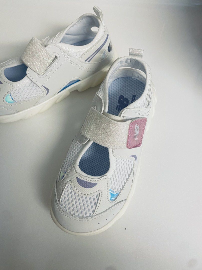 由 olgatu (刊登 ID 1449988161，圖片 1) 提交，位於 台北市 (Taipei) 的 New Balance children's sandals 小童涼鞋 (類別：嬰兒及兒童流行時尚)，說明：全新，只剪了吊牌。