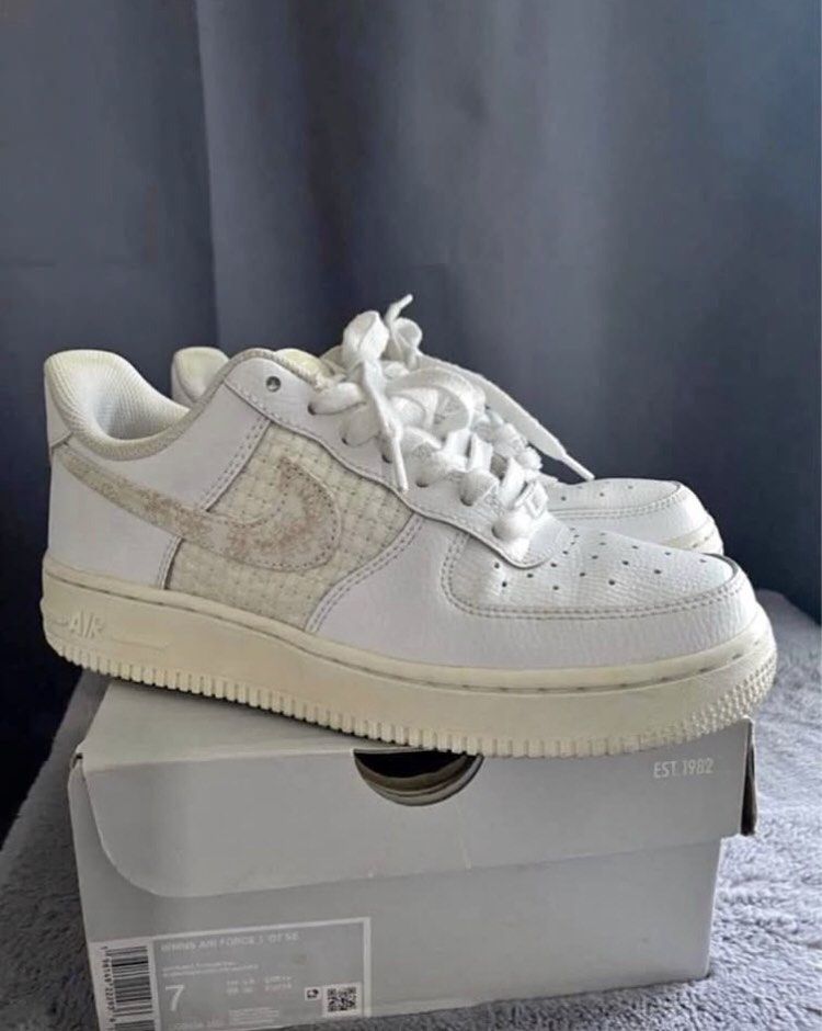 NIKE AF 1’07 SE w/box (Category: Sneakers) located in Bulacan. Submitted by ynarandom (Listing ID 1450043495, Image 1). Description: w/box bought from physical store sm fairview Size: 7 Flaws: yellowish and sign of usage 📍SJDM, Bulacan.