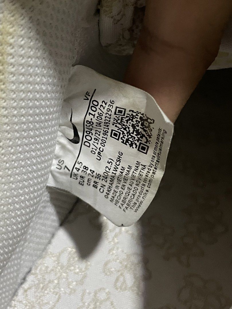 NIKE AF 1’07 SE w/box (Category: Sneakers) located in Bulacan. Submitted by ynarandom (Listing ID 1450043495, Image 2). Description: w/box bought from physical store sm fairview Size: 7 Flaws: yellowish and sign of usage 📍SJDM, Bulacan.