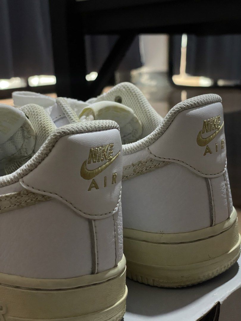 NIKE AF 1’07 SE w/box (Category: Sneakers) located in Bulacan. Submitted by ynarandom (Listing ID 1450043495, Image 3). Description: w/box bought from physical store sm fairview Size: 7 Flaws: yellowish and sign of usage 📍SJDM, Bulacan.
