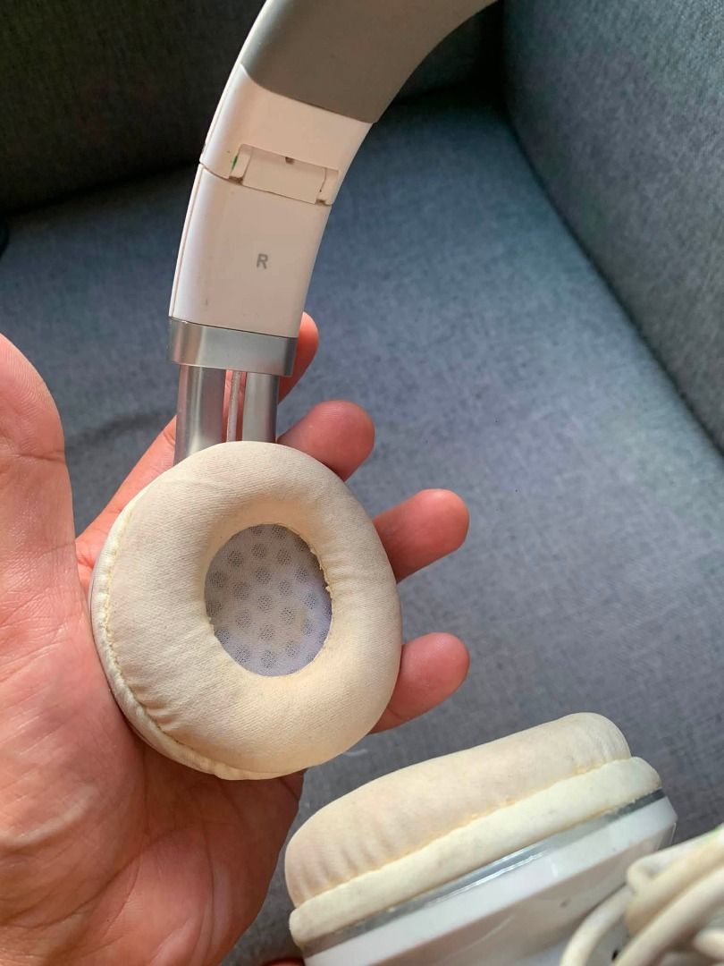 Nine West White Over-Ear Headphones (Category: Headphones & Headsets) located in Caloocan City. Submitted by kandmshop (Listing ID 1450131627, Image 3). Description: White Nine West over-ear headphones with comfortable padded earcups. Features a standard 3.5mm jack. Perfect for music and podcasts..