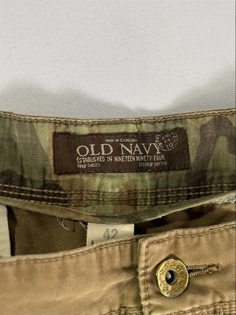 Old Navy Men's Cargo Shorts Size 42 Tan (Category: Shorts) located in Bauang. Submitted by paringaoseven (Listing ID 1450101834, Image 3). Description: Dimensions Waist: 42 Length: 34 - Type: Tan Cargo Shorts - Size: 42 - Features: Raw hem, camouflage interior waistband - Pockets: Plenty for storage.
