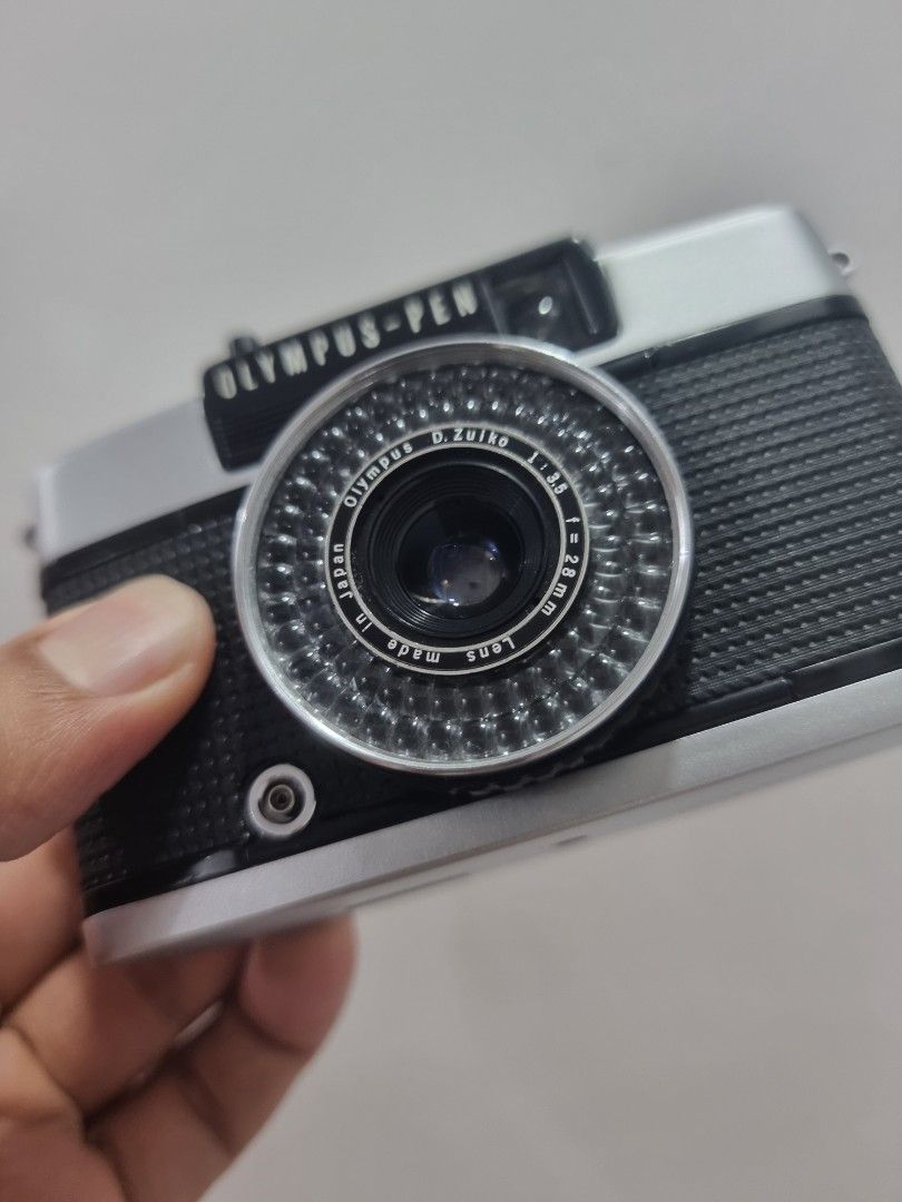 Olympus PEN EE-3 Half Frame Film Camera (Category: Cameras) located in San Fernando. Submitted by filmburrrn_ (Listing ID 1450111672, Image 3). Description: - Classic Olympus PEN EE-3 half-frame camera - Silver and black body - D. Zuiko f=28mm 1:3.5 lens - Made in Japan - Film advance lever is present and functional - Ideal for a vintage point-and-shoot experience.