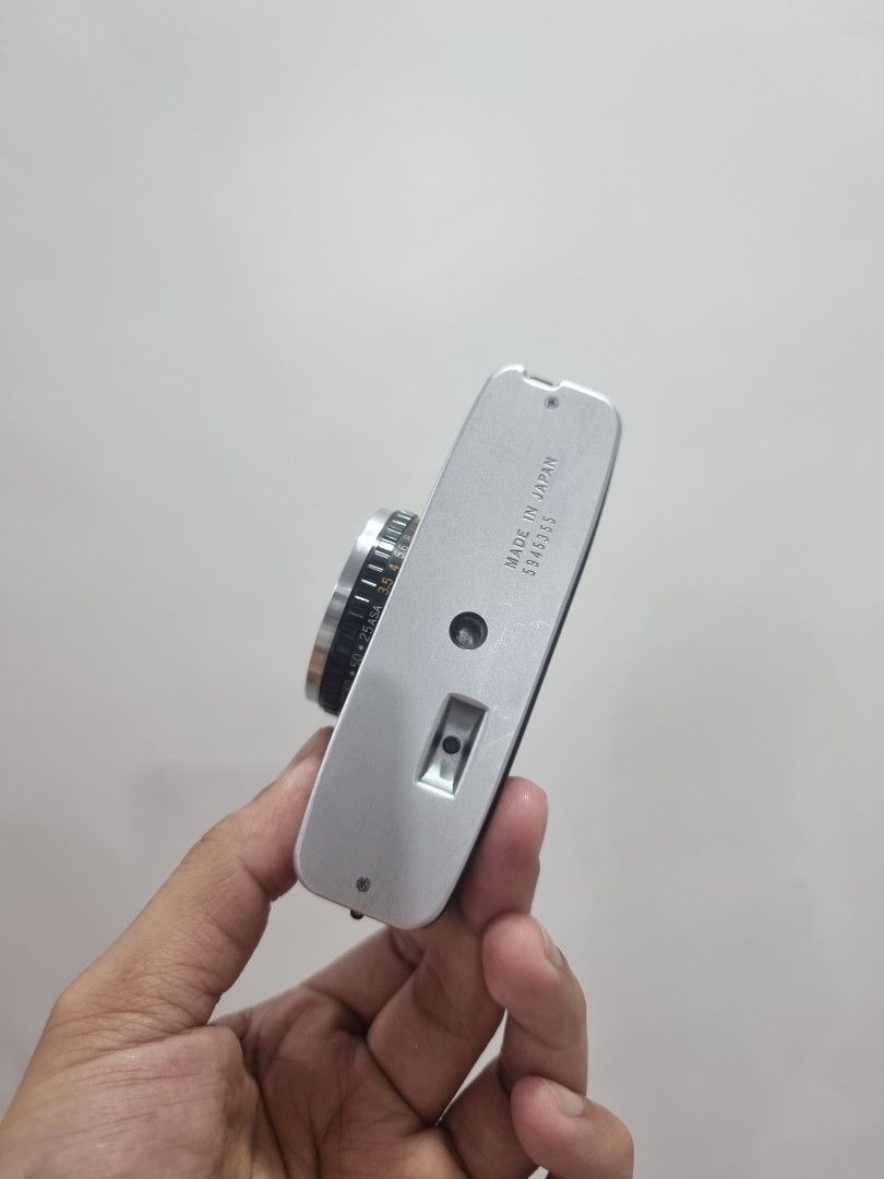 Olympus PEN EE-3 Half Frame Film Camera (Category: Cameras) located in San Fernando. Submitted by filmburrrn_ (Listing ID 1450111672, Image 2). Description: - Classic Olympus PEN EE-3 half-frame camera - Silver and black body - D. Zuiko f=28mm 1:3.5 lens - Made in Japan - Film advance lever is present and functional - Ideal for a vintage point-and-shoot experience.